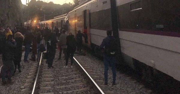 Τουλάχιστον 1 νεκρός και 8 τραυματίες από σύγκρουση τρένων στην Καταλονία