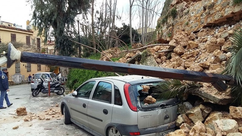 Κατέρρευσε το Τείχος στα Χανιά - Καταπλάκωσε αυτοκίνητα