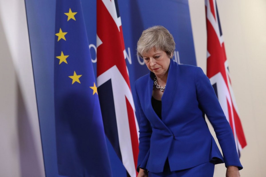 Η Μέι θυσιάζει την πρωθυπουργία για να περάσει το Brexit