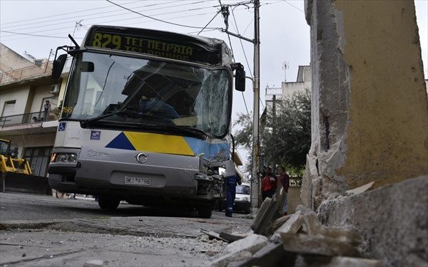 Σύγκρουση λεωφορείων στο Αιγάλεω με 11 τραυματίες