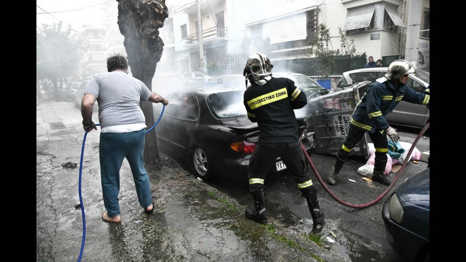 Επεισόδια μεταξύ οπαδών στη Νίκαια - Έκαψαν ΙΧ