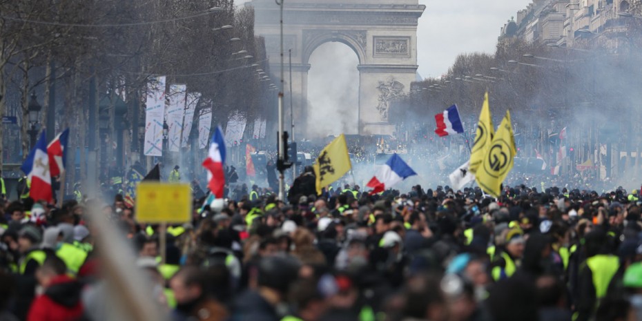 Ο Μακρόν απαγορεύει τις διαδηλώσεις των «κίτρινων γιλέκων» στο κέντρο του Παρισιού