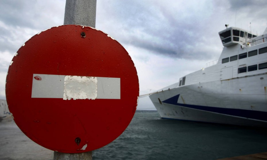 Παραμένει το απαγορευτικό απόπλου από το λιμάνι του Πειραιά