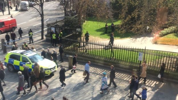 Συναγερμός στο Λονδίνο από ένοπλο σε καθεδρικό ναό