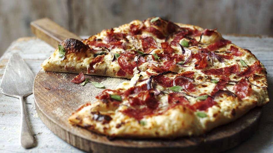 Οι μαθηματικοί κατέληξαν: 1 πίτσα γίγας συμφέρει περισσότερο από 2 μεσαίες