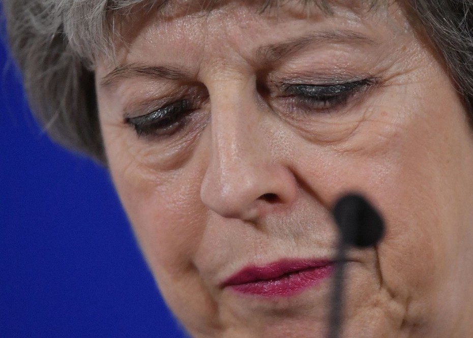 Υπουργoί της βρετανικής κυβέρνησης συνωμοτούν να ρίξουν την πρωθυπουργό