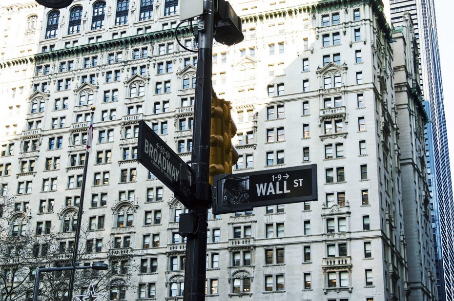 Σε μπαράζ πιέσεων η Wall Street