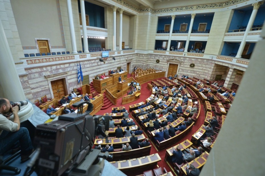 Προεκλογικά νομοθετήματα στη Βουλή από την κυβέρνηση