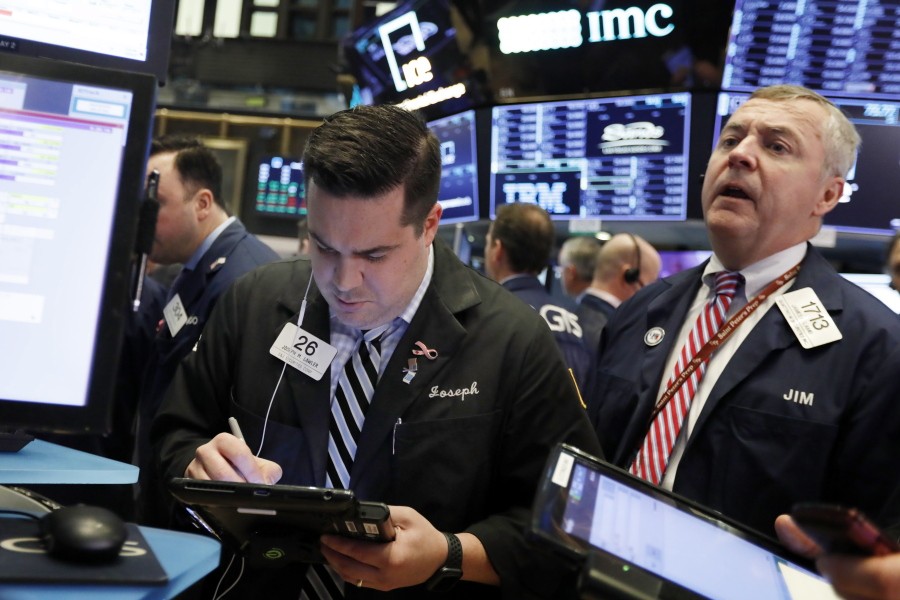 Ο εμπορικός πόλεμος παρασύρει αρνητικά τη Wall Street
