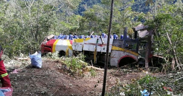 Τουλάχιστον 25 νεκροί από πτώση λεωφορείου στη Βολιβία