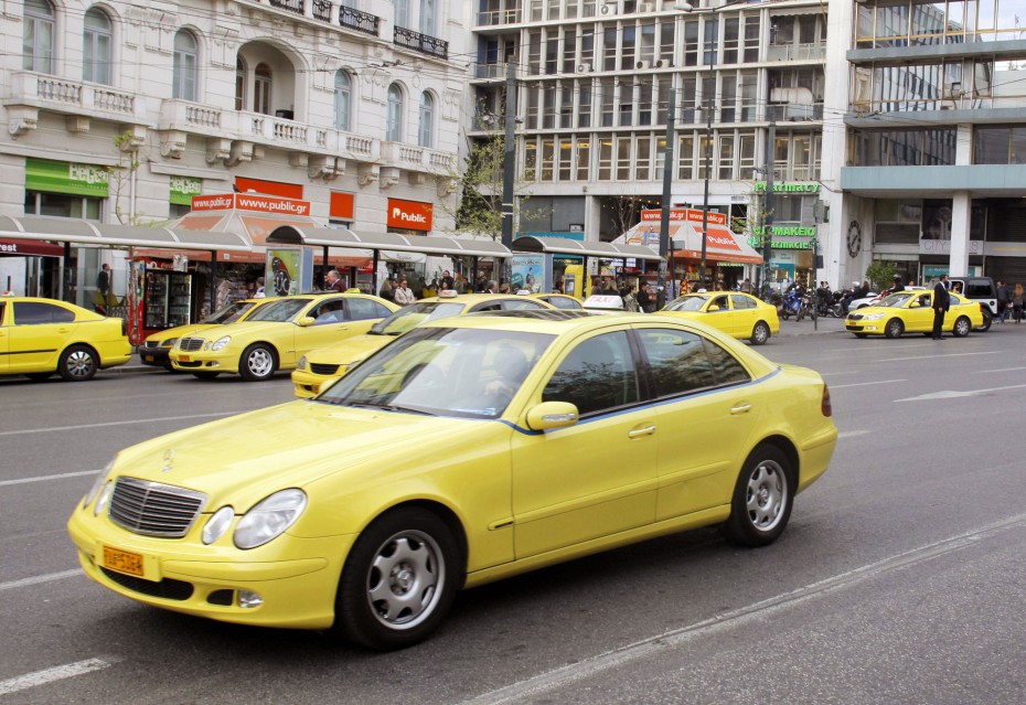 ΕΦΚΑ: Απαλάσσονται από τις εισφορές για το δώρο Πάσχα οι οδηγοί ταξί