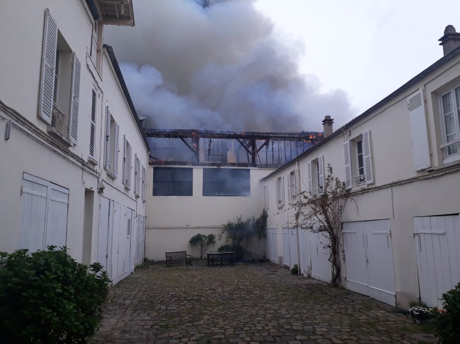 Μεγάλη πυρκαγιά στις Βερσαλλίες της Γαλλίας