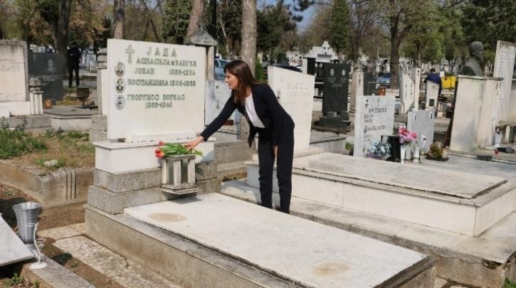 Άφησε λουλούδια στον τάφο του Αλέξη Ζορμπά