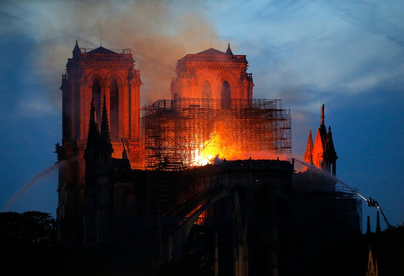 Κατέρρευσε η οροφή της Παναγίας των Παρισίων - Live video