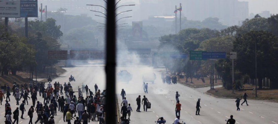 Χάος στη Βενεζουέλα: Τεθωρακισμένο όχημα πέφτει πάνω σε πλήθος διαδηλωτών (βίντεο)