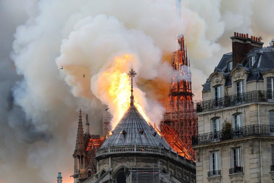 Τεράστια καταστροφή στον καθεδρικό της Παναγίας των Παρισίων