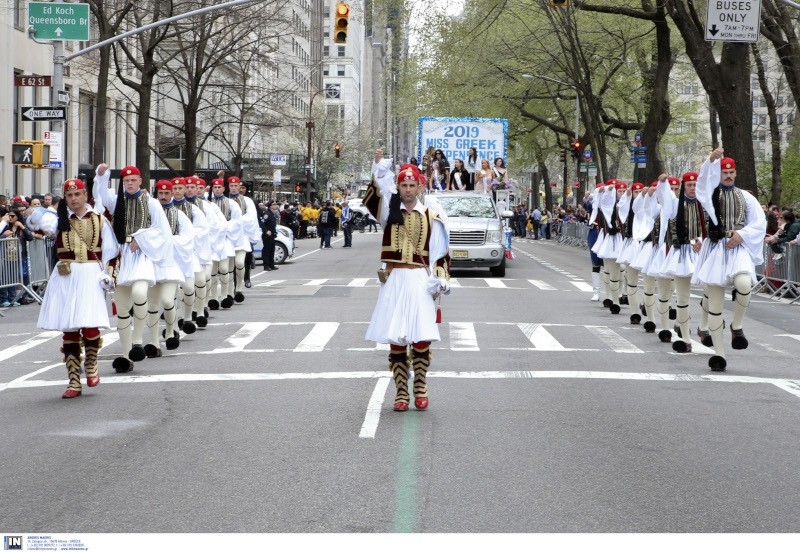 Στα γαλανόλευκα η Νέα Υόρκη - Παρέλαση ευζώνων στην 5η Λεωφόρο