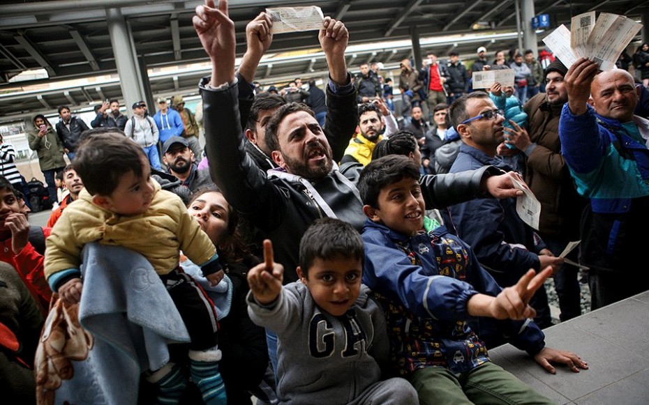 Οι πρόσφυγες στήνουν σκηνές στο σταθμό Λαρίσης