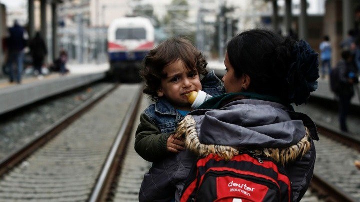 Αποχωρούν οι πρόσφυγες από το σταθμό Λαρίσης