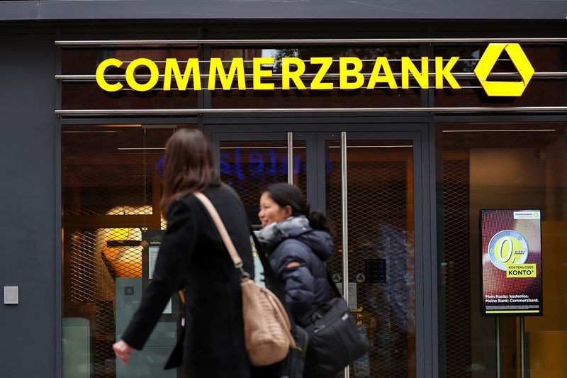 Commerzbank: Έπεσαν στο μισό τα κέρδη τριμήνου