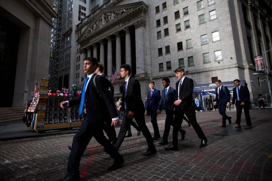 «Μπρος-πίσω» η Wall Street στο άνοιγμα της Τρίτης