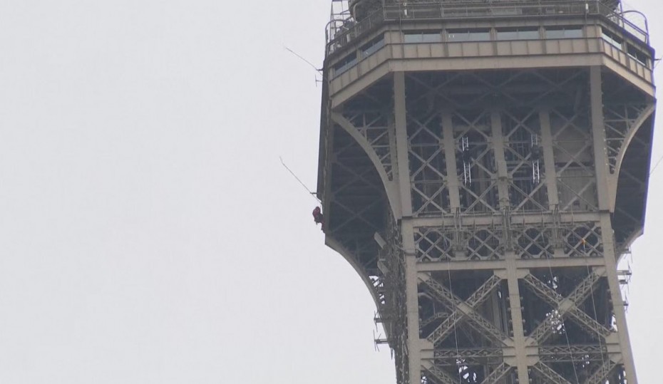 Έκτακτη εκκένωση του πύργου του Αίφελ λόγω... ορειβάτη