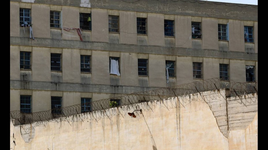 Συμπλοκές στις φυλακές Κορυδαλλού τώρα