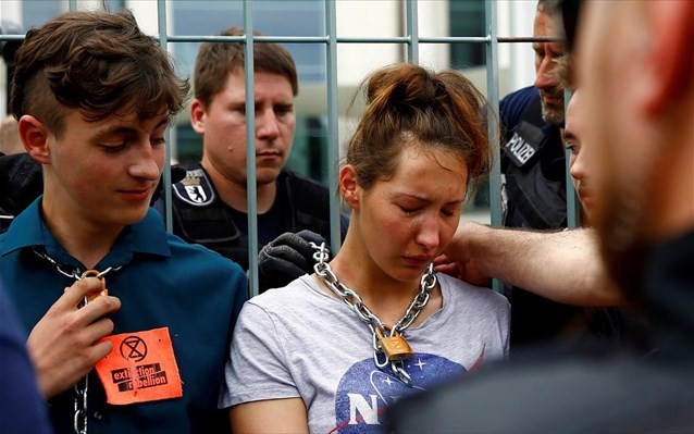 Ακτιβιστές αλυσοδέθηκαν στην καγκελαρία της Γερμανίας
