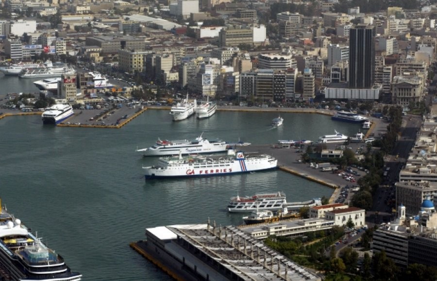 Βλάβη σε καταμαράν με 127 επιβάτες - Επιστρέφει στον Πειραιά