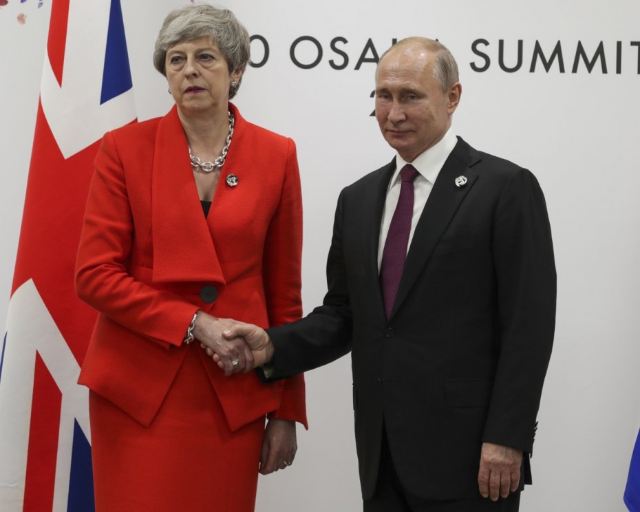 Η «παγωμένη» χειραψία της Μέι με τον Πούτιν στους G20
