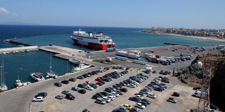 Βλάβη σε πλοίο με 317 επιβάτες - Επιστρέφει στη Ραφήνα