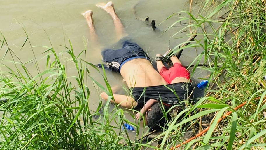 Μεξικό: Σοκάρει η φωτογραφία πατέρα και κόρης που πνίγηκαν στο δρόμο προς τις ΗΠΑ