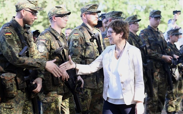 DW: Στο «κέντρο της κοινωνίας» ο γερμανικός στρατός, λέει η νέα υπουργός Άμυνας