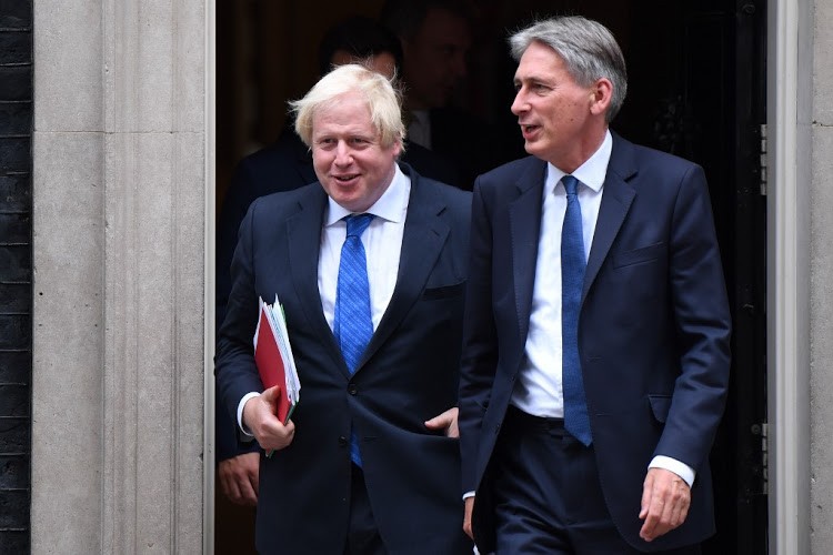 Βρετανία: Παραιτήθηκαν τρεις υπουργοί με «καυτά» χαρτοφυλάκια