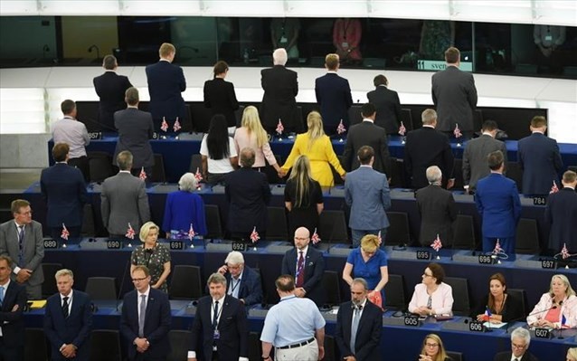 Βρετανοί βουλευτές γύρισαν πλάτη όταν παιζόταν ο ευρωπαϊκός ύμνος (βίντεο)
