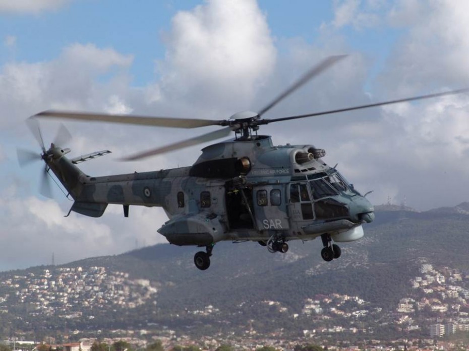 Ελικόπτερα Super-Puma πετούν πάνω από τη Δυτική Αττική