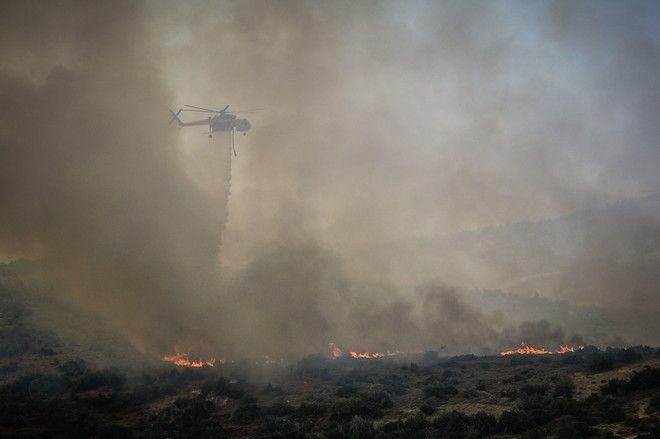 Πάνω από 300 πυροσβέστες παλεύουν με τις πυρκαγιές στην Εύβοια