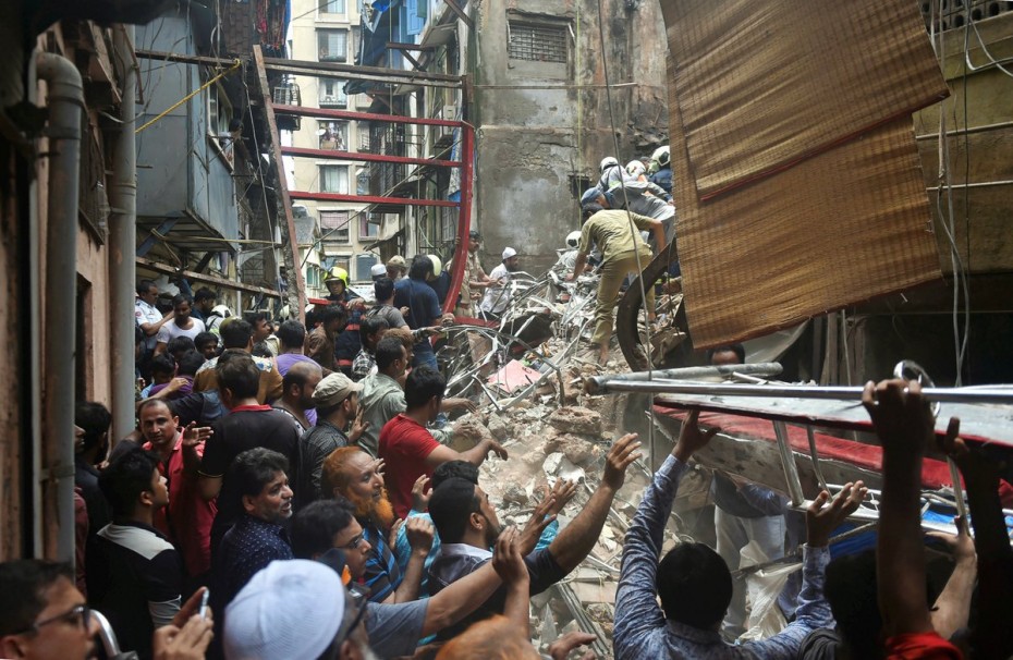 Δεκάδες αγνοούμενοι από την κατάρρευση κτηρίου στην Ινδία