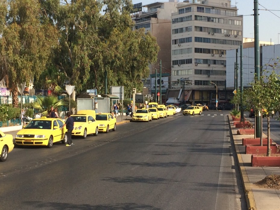 «Πιάστηκαν» 11 οδηγοί ταξί με πειραγμένες ταμειακές στο λιμάνι του Πειραιά και κέντρο