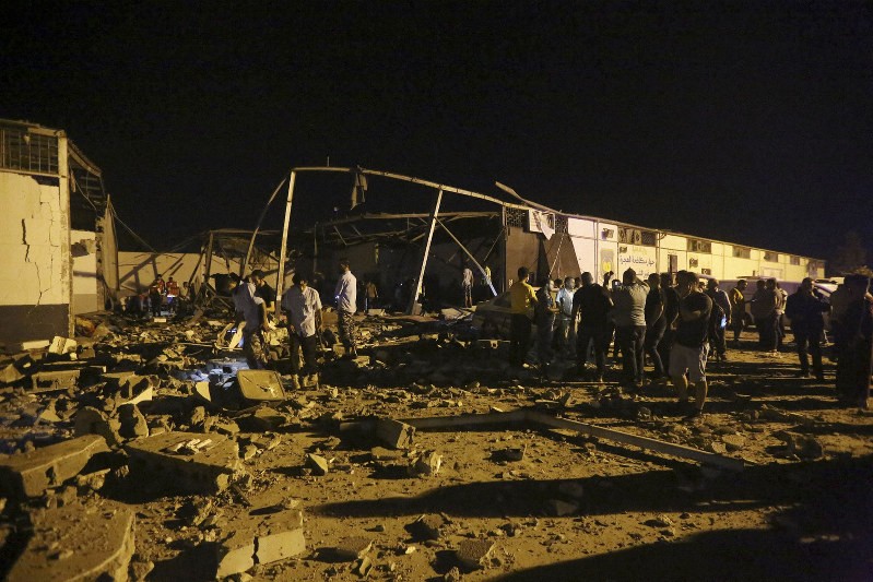 Λιβύη: Αεροπορική επιδρομή σε κέντρο προσφύγων στην Τρίπολη - Τουλάχιστον 40 νεκροί