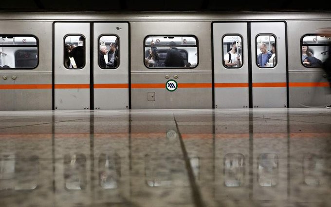 Συναγερμός στο μετρό του Συντάγματος λόγω ύποπτης βαλίτσας