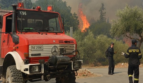 Ξεφεύγει η πυρκαγιά στα Μανίκια της Εύβοιας - Εκκενώθηκε χωριό
