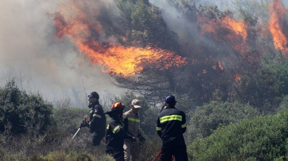 Σε εξέλιξη μεγάλη πυρκαγιά στα Μανίκια της Εύβοιας