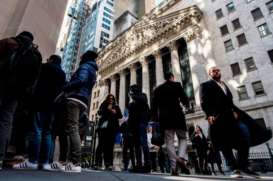 Τα εταιρικά κέρδη ανεβάζουν τη Wall Street, παρά τους αρνητικούς οιωνούς