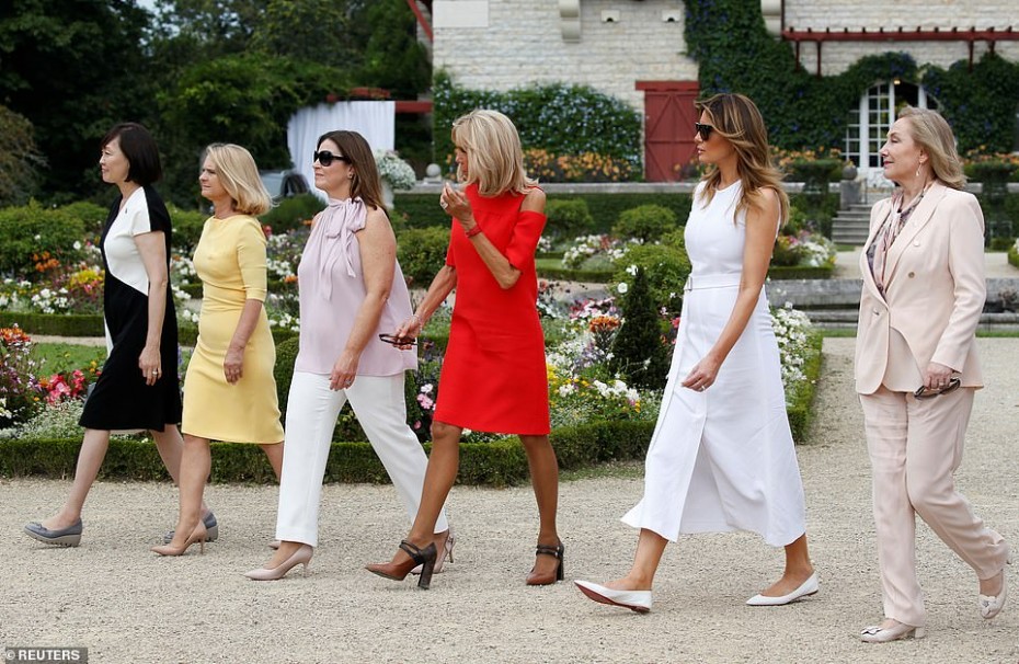 Μαθήματα... σερφ για τις πρώτες κυρίες της G7