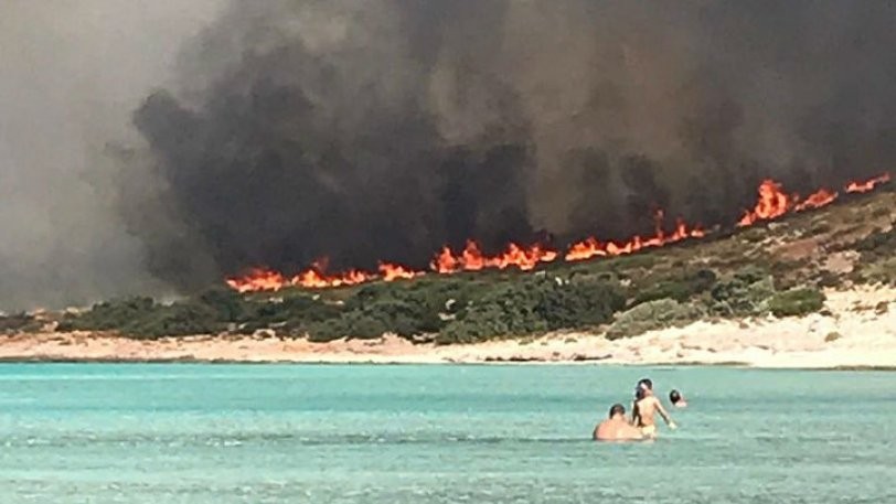 Αναζωπυρώθηκε η φωτιά στην Ελαφόνησο - Εκκενώθηκε οικισμός