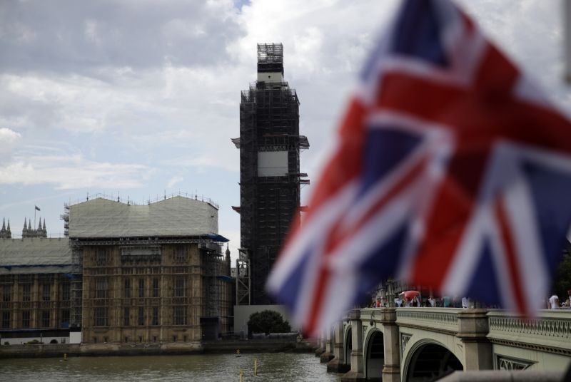 «Βράζει» η Βρετανία: Brexit στις 31 Οκτ. λέει η κυβέρνηση - Ο Τζόνσον κλείνει τη Βουλή, οι πολίτες μαζεύουν υπογραφές
