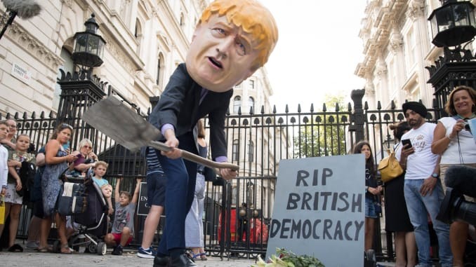 Η βρετανική αντιπολίτευση κατά του «πραξικοπήματος» του Τζόνσον