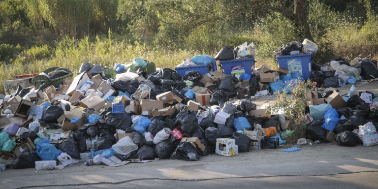 Με παρέμβαση Θεοδωρικάκου η λύση για τα σκουπίδια στην Κέρκυρα