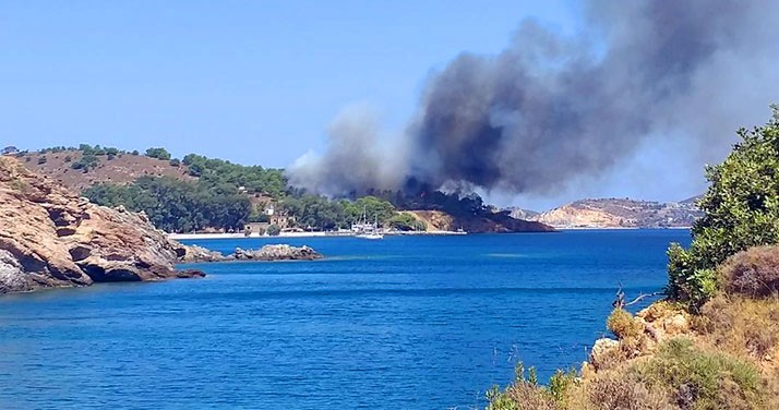 Πυρκαγιά στη Λέρο: Εγκλωβισμένοι σε παραλία
